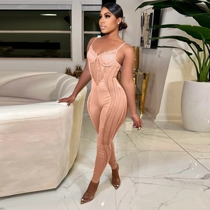 Combinaison sexy en dentelle rose avec mesh transparent et fines bretelles ajustées