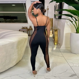 Détail de la combinaison noire avec bandes en mesh transparent et dos nu élégant
