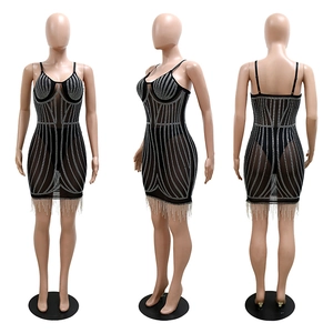 Dettaglio del vestito nero a rete con strass argento e frange sul bordo inferiore