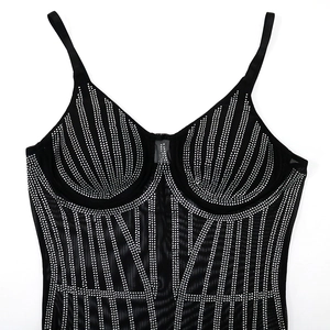 Dettaglio vestito in rete nera con strass argento e coppe con ferretto per donne