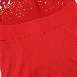 Détail du body rouge avec strass argentés scintillants et tissu en maille transparente