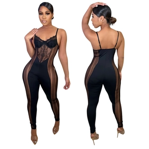 Combinaison sexy noire en mesh pour femmes avec dentelle et panneaux rayés transparents