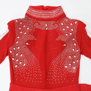 Détail du body rouge avec strass argentés et empiècement en résille à motif rayonnant
