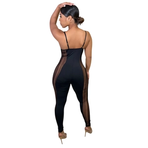 Vue arrière détaillée d'une combinaison noire sexy avec mesh et fines bretelles