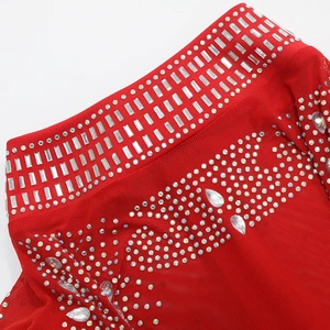 Gros plan détaillé sur le tissu en maille rouge avec strass brillants et franges