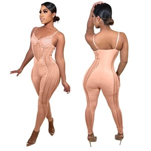 Combinaison moulante beige avec dentelle et mesh montrant les vues avant et arrière