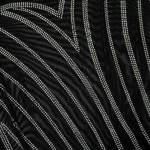 Dettaglio del tessuto a rete nera con motivi geometrici di strass argento e texture a V