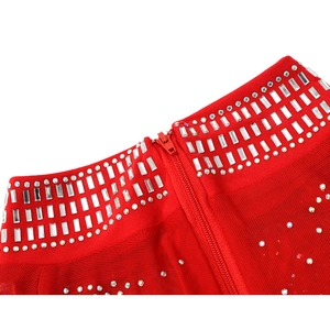 Détail macro du combishort en résille rouge avec strass argentés et fermeture éclair assortie