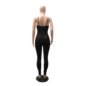 Détail de la combinaison en mesh noir montrant les bretelles réglables et le dos nu