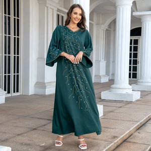 Robe Abaya vert foncé élégante avec broderies de perles et détails de strass chic