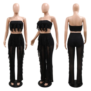 Detailansicht des schwarzen Zweiteilers aus Bandeau-Top und Mesh-Hose mit Rüschendekor
