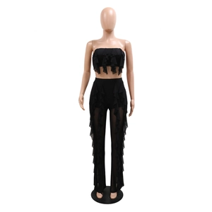 Detail eines schwarzen Volant-Bandeau-Tops und transparenter Mesh-Hose mit seitlichen Rüschen