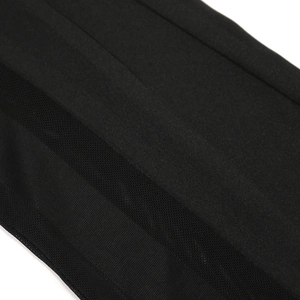Détail des empiècements en mesh transparent et des coutures sur le body noir sexy