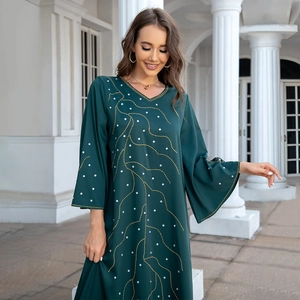Robe longue vert foncé à col V avec strass, manches évasées et motifs ondulés