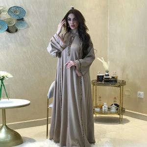 Robe jalabiya café clair avec ruban décoratif et col montant pour femmes musulmanes