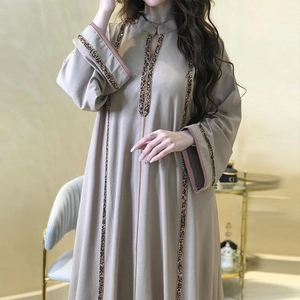 Détail de rayures à paillettes sur robe jalabiya kaki avec manches amples fluides