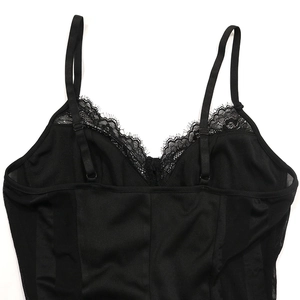 Détail des bretelles réglables et dentelle sur ce body en maille noire pour femmes