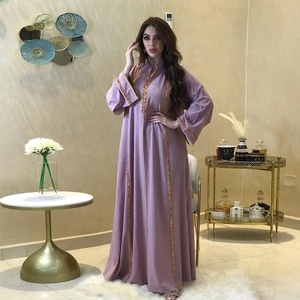 Abaya Jalabiya lavande élégante avec bordures pailletées dorées et coupe fluide ample