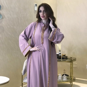 Détails de la jalabiya mauve avec des finitions en paillettes dorées sur le col