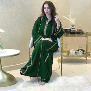 Détail de la Jalabiya vert foncé avec ruban géométrique doré et manches longues