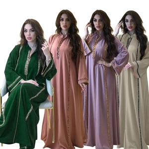 Détail de la broderie à paillettes sur les robes maxi Jalabiya musulmanes colorées