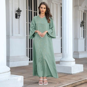 Robe longue Abaya élégante vert sauge à col en V avec broderies dorées et paillettes