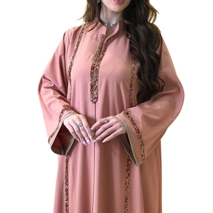 Robe jalabiya rose poudré à manches longues avec garniture de paillettes bordeaux