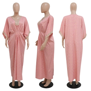Dettaglio dell'abito kaftan rosa con pois dorati e ricami metallici elaborati