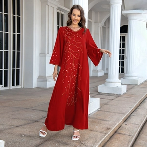 Robe longue rouge élégante à manches longues avec broderies dorées et strass brillants