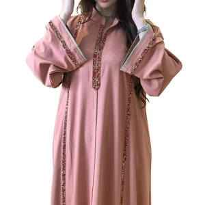 Détails de la broderie rouge et or sur les manches de la robe Jalabiya rose poudré
