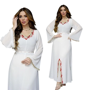 Robe en mousseline blanche avec broderies florales rouges et perles dorées élégantes