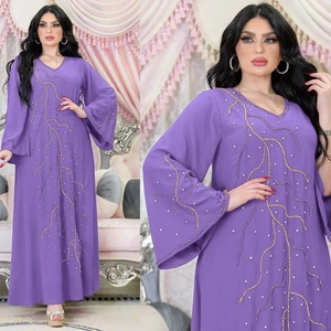 Détails de broderie et strass sur robe abaya violette avec col en V et manches larges