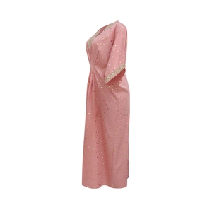 Abito kaftan rosa con pois dorati e pizzo ricamato mostrato da una vista laterale