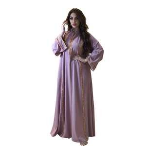 Détail de jalabiya violet clair avec broderie de paillettes dorées sur manches et col