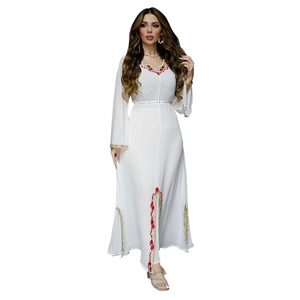 Détail de broderie rouge et dorée avec paillettes sur une robe kaftan en mousseline