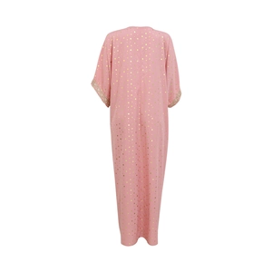 Dettaglio del vestito kaftano rosa con pois dorati e ricami di paillettes sui polsini