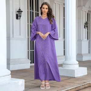 Détail de la robe Abaya violette avec broderie dorée et ornements en strass brillants