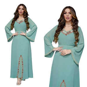 Détails du caftan en mousseline vert menthe avec strass dorés et manches évasées