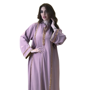 Détail de la broderie de paillettes dorées sur le col de cette robe Abaya lilas