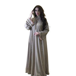 Détail du caftan kaki avec bordure léopard et poignets contrastés orange rose