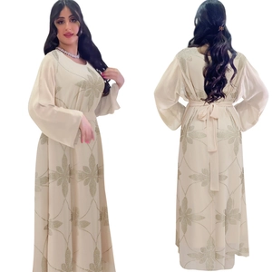 Vorder- und Rückansicht des beigen Chiffonkleids mit Schneeflockenmuster und Gürtel