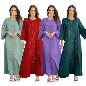 Détail de la robe abaya ample avec motifs de branches en strass dorés en quatre couleurs