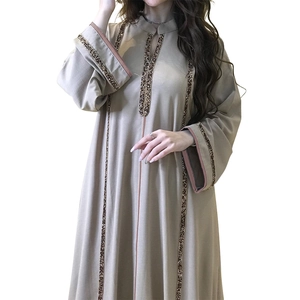 Détails des broderies à paillettes sur la robe Jalabiya kaki à manches larges