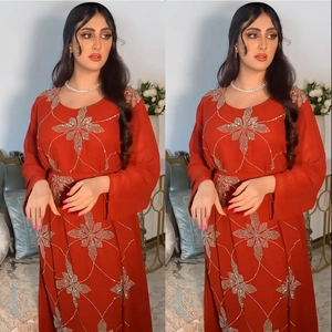 Eleganter roter Chiffon-Kaftan mit silberner Blumenstickerei und langen Ärmeln