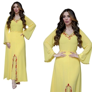 Broderies détaillées sur une robe longue en mousseline jaune au motif ethnique