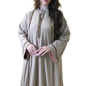 Vue détaillée des garnitures en strass et broderies de paillettes sur le caftan kaki