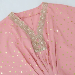 Dettaglio del caftano rosa con pois in lamina d'oro e ricami in pizzo dorato fine