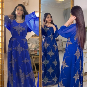 Dunkelblaues Chiffonkleid mit Schneeflocken-Diamantmuster und passendem Gürteldesign