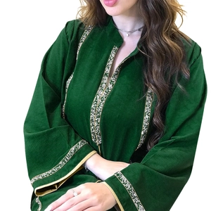 Robe Jalabiya vert foncé avec bordure à paillettes dorées et manches longues élégantes