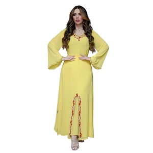 Robe caftan en mousseline jaune vif avec broderie de perles rouges et dorées luxe